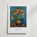 Bozetto Van Gogh Fritillaries In A Copper Vase Poster föreställer orangea blommor i en kopparvas mot en blå bakgrund, med konstnärens namn och målningens titel nedan - perfekt för alla samlingar av konsttryck.