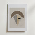Bozetto Whispering Eye Poster har abstrakta jordfärgade former - en böjd brun båge, vertikala svarta och bruna linjer och en kort horisontell accent - tryckta på premiumpapper för konstnärlig elegans mot en ljus bakgrund.