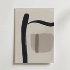 Bozetto's Minimal Abstract Poster har djärva svarta böjda och vertikala linjer med taupe och beige former på en ljus bakgrund, tryckt på FSC-certifierat premiumpapper med en lyxigt matt finish för en modern, geometrisk look.