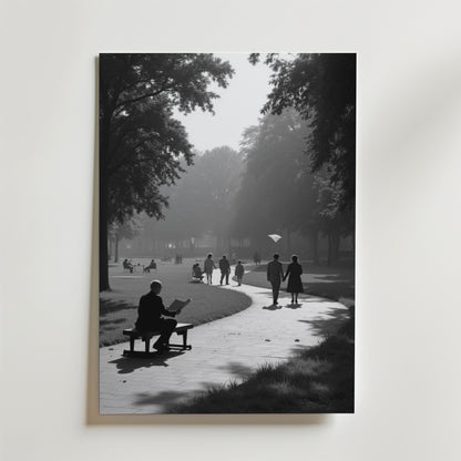 Poster Morning Stroll från Bozetto visar en svartvit scen med människor som promenerar, kopplar av och använder en laptop på en trädkantad stig under en disig himmel. Tryckt på premiumpapper med högkvalitativ finish.