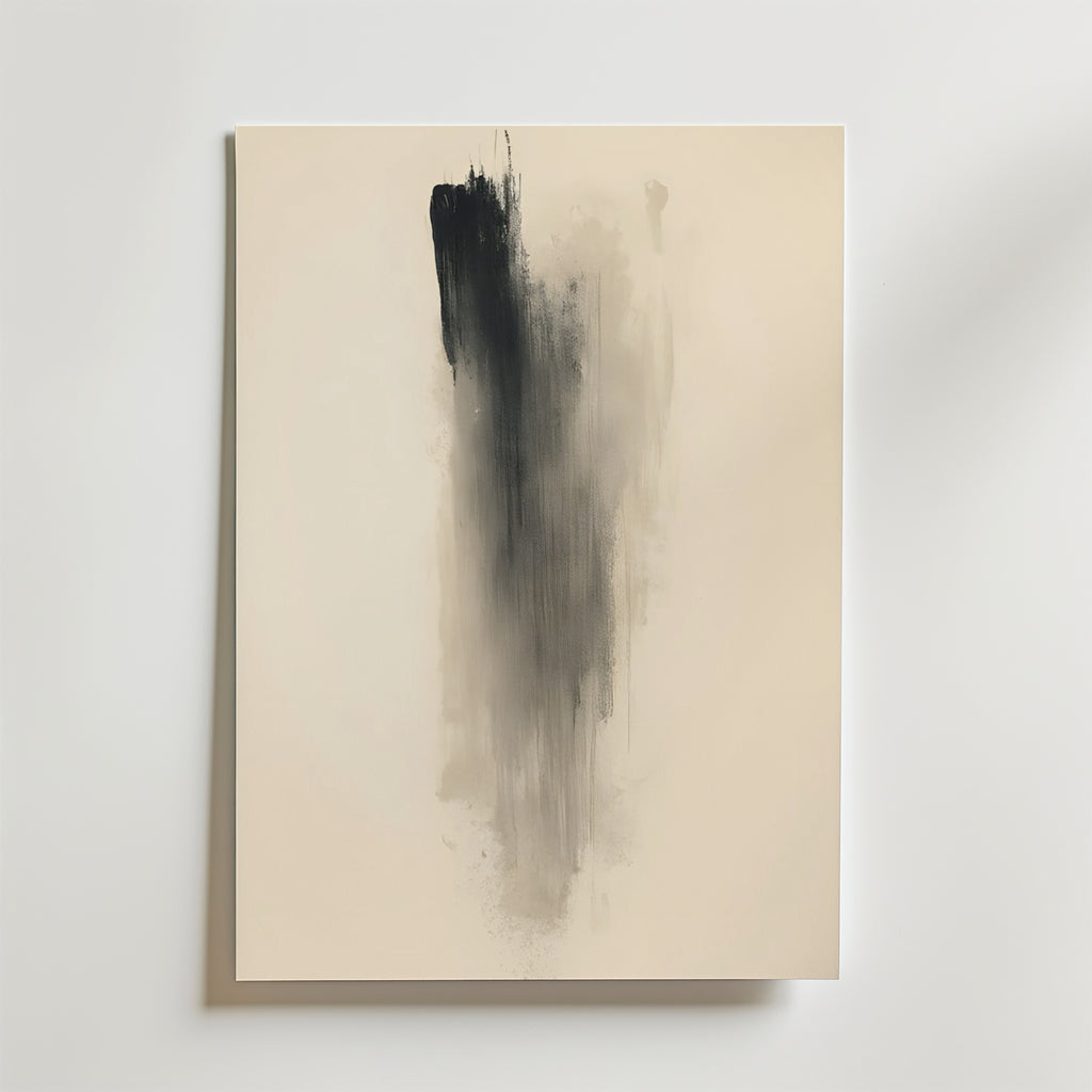 Vertical Fade Poster by Bozetto har minimalistiska vertikala svarta och grå penseldrag på en off-white canvas, vilket skapar ett abstrakt rökigt centrum. Tryckt på premiumpapper med matt yta för en sofistikerad finish.