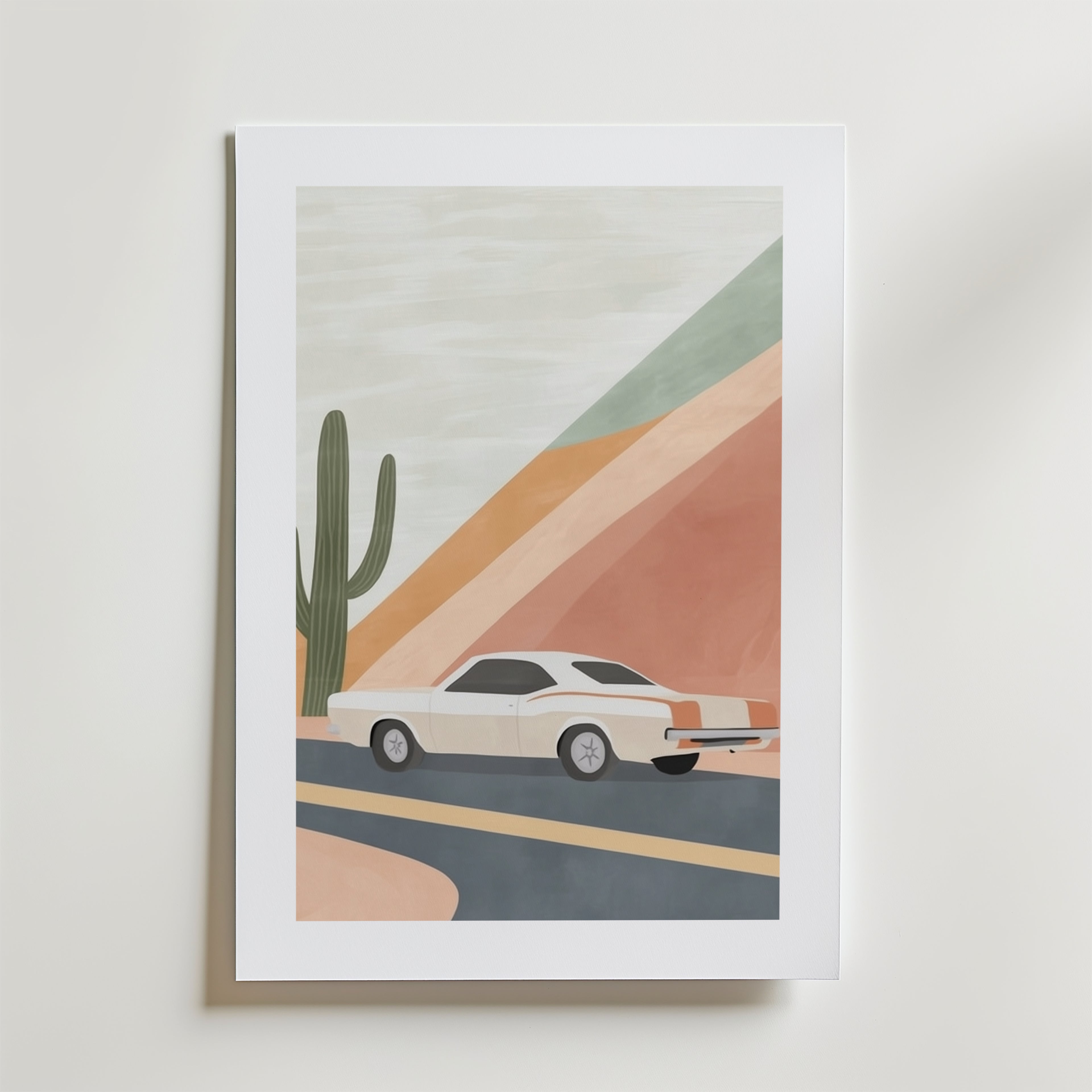 Desert Drive Poster by Bozetto är ett minimalistiskt konstverk som visar en klassisk vit bil på en ökenväg med kaktusar och pastellfärgade kullar. Den är tryckt på FSC-certifierat premiumpapper och dess mjuka toner ger en lugn och elegant touch till alla rum.