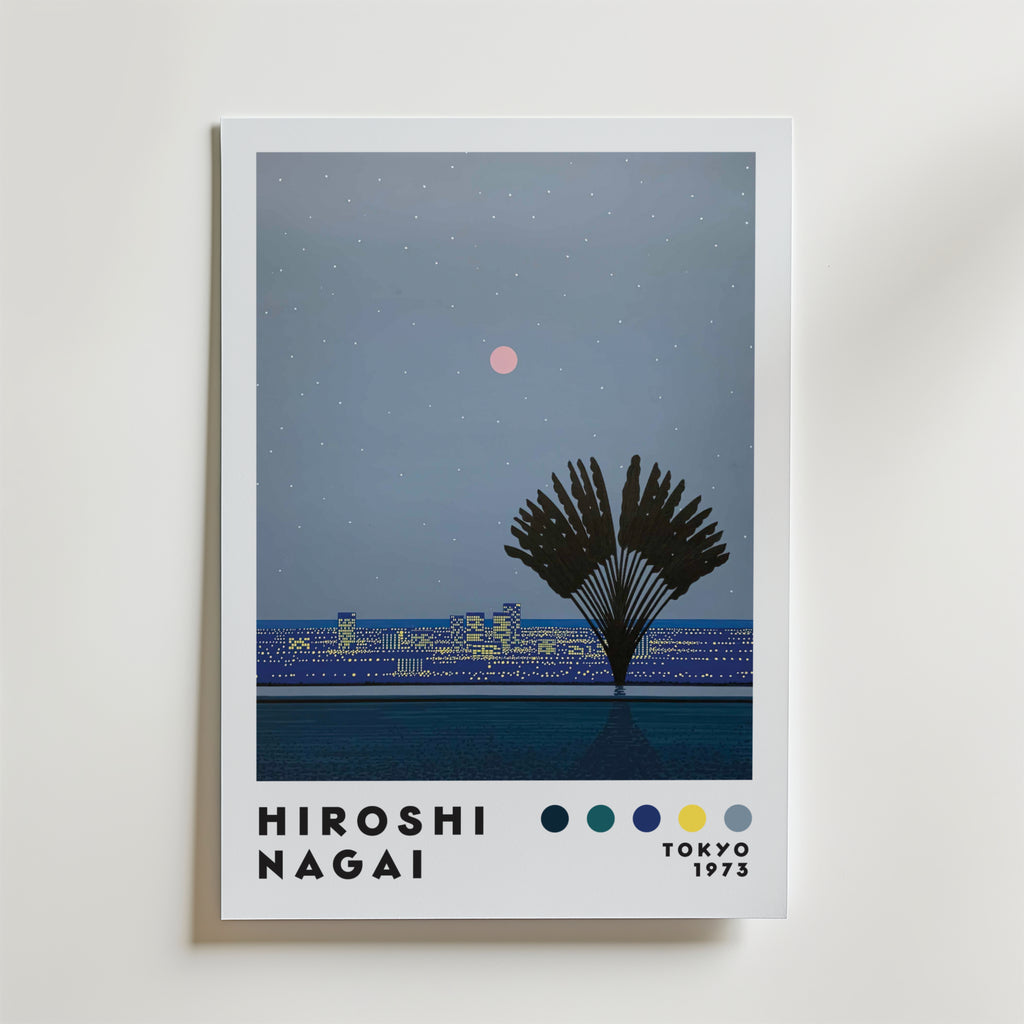 Bozetto Hiroshi Nagai Moon Over City Poster visar en tropisk stadsbild, palm, stjärnhimmel och rosa måne. "Hiroshi Nagai, Tokyo 1973" visas längst ner med fem färgprover.