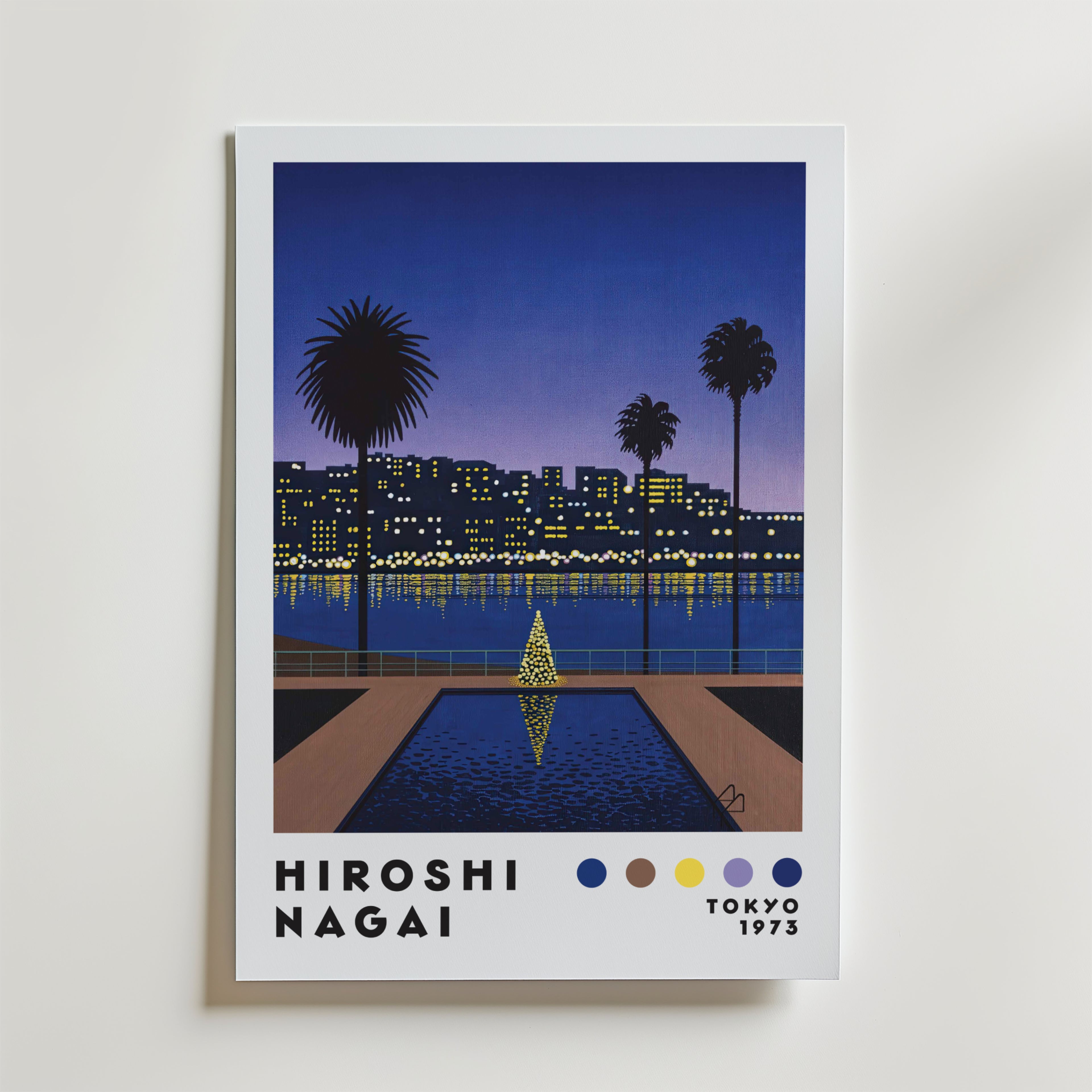 Bozetto Hiroshi Nagai Evening Reflections Poster visar ett tropisk estetiskt konstverk av en skymningsstadssiluett med palmer, en pool och ljus vid vattnet. Nedan: "Hiroshi Nagai, Tokyo 1973" och fem färgade cirklar.