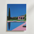 Pink & Blue Retro Hiroshi Poster by Bozetto föreställer en minimalistisk poolscen med solstolar, ett högt träd och en rosa byggnad på en djupblå botten, vackert tryckt på FSC-certifierat premiumpapper med lyxigt matt yta.