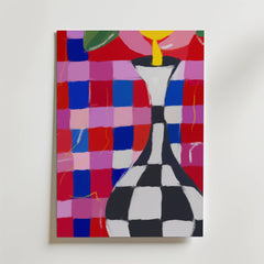 Postern Harmony Vase Poster av Bozetto visar en hög svartvitrutig vas i förgrunden mot en levande röd och rosa geometrisk bakgrund med abstrakta former och en gul cirkel i toppen.