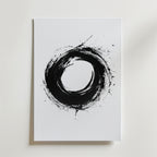 Bozetto Zen Circle Poster visar en djärv svart cirkel med penseldrag och stänk på en vit bakgrund, tryckt på premiumpapper med matt yta, vilket skapar ett lugnt och abstrakt utseende.