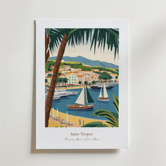 Bozetto Saint Tropez Poster föreställer segelbåtar i vintagestil, färgglada byggnader, palmer, avlägsna kullar och texten "Saint-Tropez" och "franska rivieran" nedanför, allt vackert tryckt på premiumpapper.