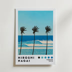 Hiroshi Nagai Palm Breeze Poster by Bozetto föreställer fyra palmer vid ett blått hav under en klar himmel, med "Hiroshi Nagai, Tokyo, 1973" och blå swatches - perfekt för tropisk inredning.