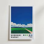 Hiroshi Nagai Countryside Path Poster från Bozetto föreställer gröna fält under en blå himmel med moln. Nedanför bilden: "Hiroshi Nagai", fyra färgade prickar och texten "Tokyo 1973".