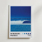 Bozetto Hiroshi Nagai Ocean Horizon Poster föreställer en stiliserad blå havsvåg under en gradient himmel, med "Hiroshi Nagai" och "Tokyo 1973" text och fyra blå nyanser inspirerade av stilla havet.