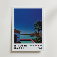 Bozetto Hiroshi Nagai Balcony View Poster föreställer en retro stadsbild vid havet på natten i cool blåtoner, med palmer och byggnader, retro text som säger Hiroshi Nagai och Tokyo 1973, plus fem färgade prickar - perfekt för din tavelvägg.