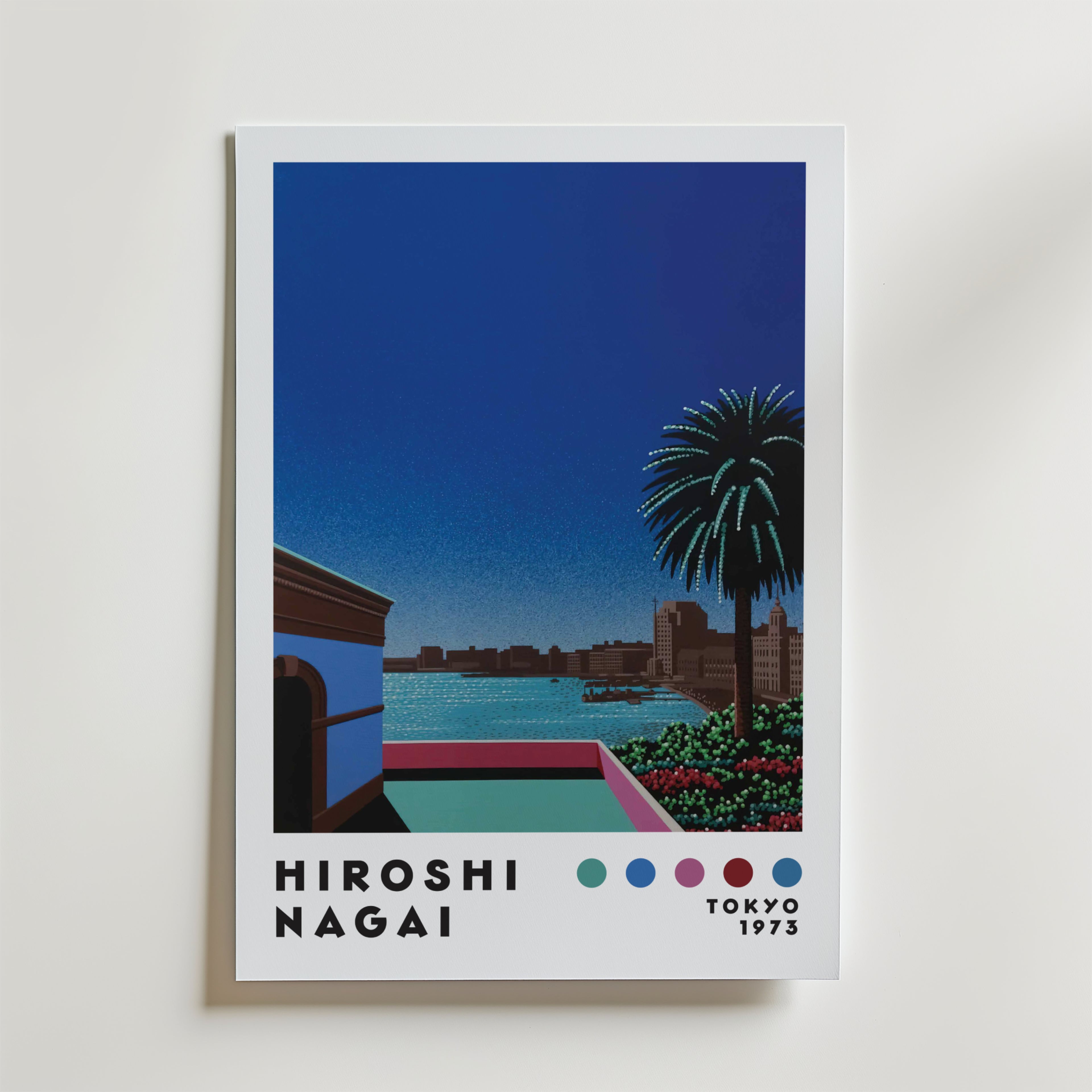 Bozetto Hiroshi Nagai Balcony View Poster föreställer en retro stadsbild vid havet på natten i cool blåtoner, med palmer och byggnader, retro text som säger Hiroshi Nagai och Tokyo 1973, plus fem färgade prickar - perfekt för din tavelvägg.