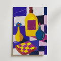 Bozetto "Golden Balance Poster" visar ett färgstarkt abstrakt stilleben med tre djärvt konturerade flaskor - gul, grön och blå - och ett rutigt föremål mot en slående blå, rosa och vitrutig bakgrund.