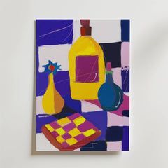 Bozetto "Golden Balance Poster" visar ett färgstarkt abstrakt stilleben med tre djärvt konturerade flaskor - gul, grön och blå - och ett rutigt föremål mot en slående blå, rosa och vitrutig bakgrund.
