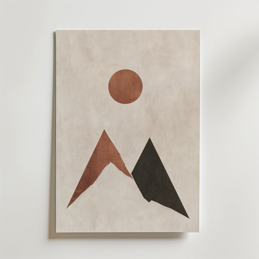 Bozetto Sunset Climb Poster föreställer två geometriska berg (brunt och svart) under en rostfärgad sol på en ljus beige bakgrund, tryckt på FSC-certifierat premiumpapper.