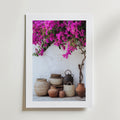 Mediterranean Clay & Bougainvillea Poster by Bozetto föreställer flätade korgar och lerkrukor med rosa bougainvillea, tryckt på FSC-certifierat premiumpapper med en lyxigt matt yta.