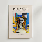 Bozetto "Picasso Inspired Royal Woman Poster" visar ett djärvt, abstrakt porträtt i Picassos stil, med geometriska former och starka färger. Den har titlarna "PICASSO Modern Gallery" upptill och "Artwork Collection" nedanför.