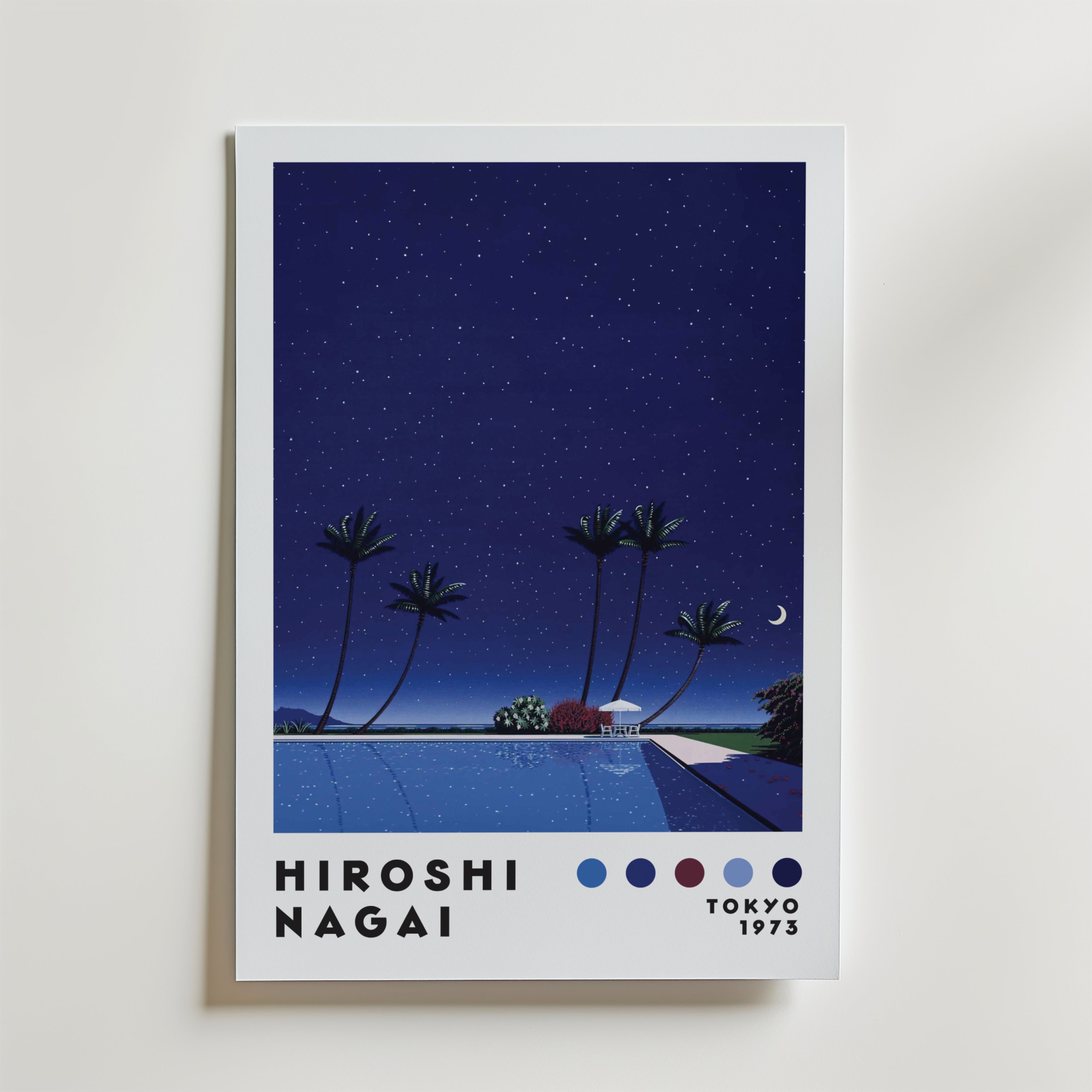 Bozetto Hiroshi Nagai Starry Night Pool Poster visar en stjärnklar natthimmel, halvmåne, palmer och pool, med "Hiroshi Nagai", färgprover, "Tokyo", "drömmar" och "1973" tryckt längst ner.
