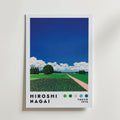 Bozetto Hiroshi Nagai Floral Horizon Poster visar ett levande landskap med en blå himmel, fält och ett träd. Under bilden på en vit bakgrund finns orden: Hiroshi Nagai, color dots, tulpaner och Tokyo 1973.