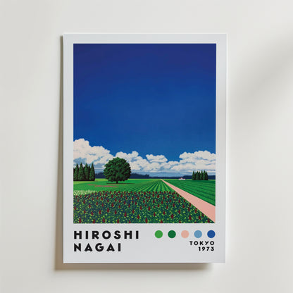 Bozetto Hiroshi Nagai Floral Horizon Poster visar ett levande landskap med en blå himmel, fält och ett träd. Under bilden på en vit bakgrund finns orden: Hiroshi Nagai, color dots, tulpaner och Tokyo 1973.