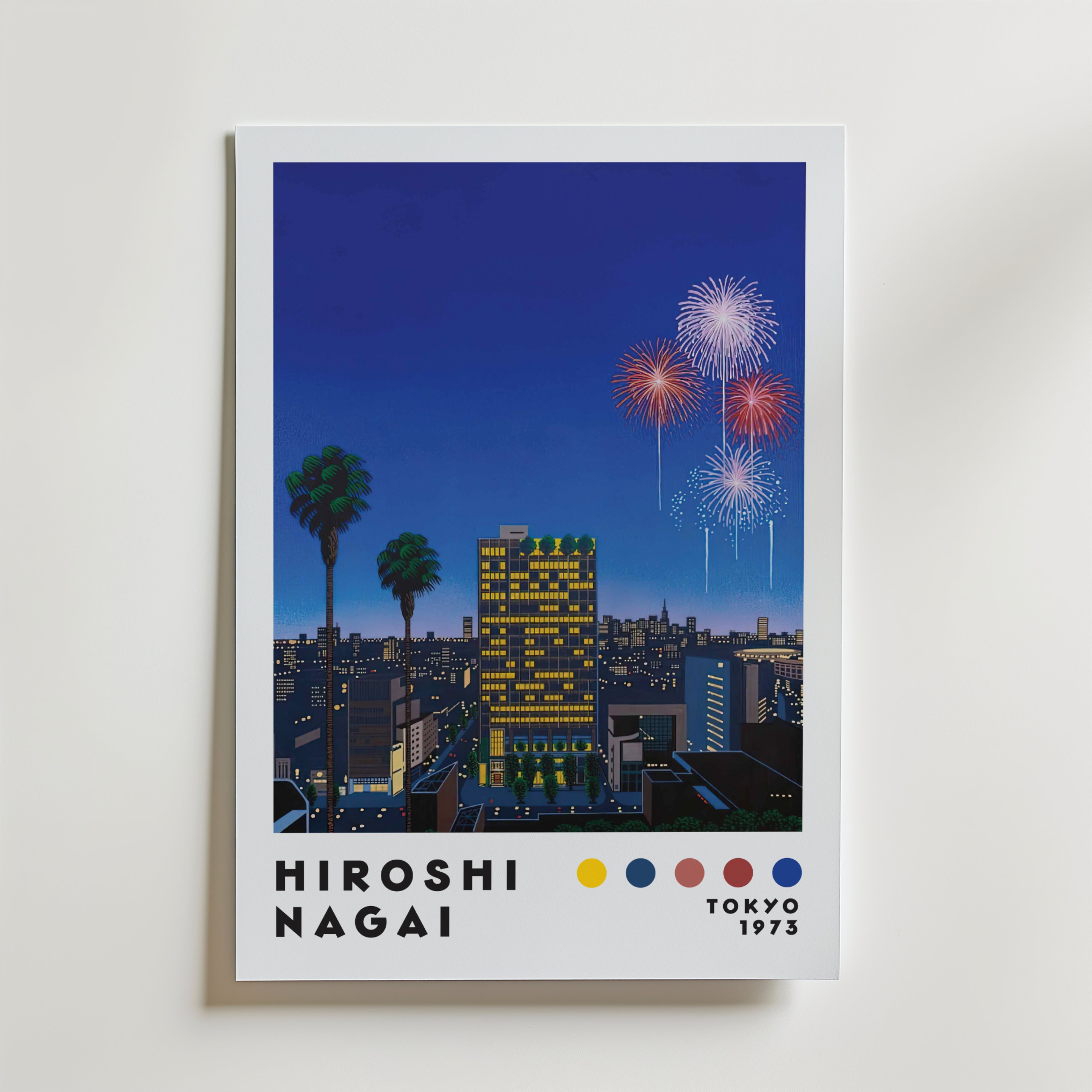 Bozetto Hiroshi Nagai Fireworks Over City Poster visar en nattlig stadsbild med en hög byggnad, palmer, fyrverkerier, texten "Hiroshi Nagai, Tokyo 1973" och fem färgade prickar längst ner.