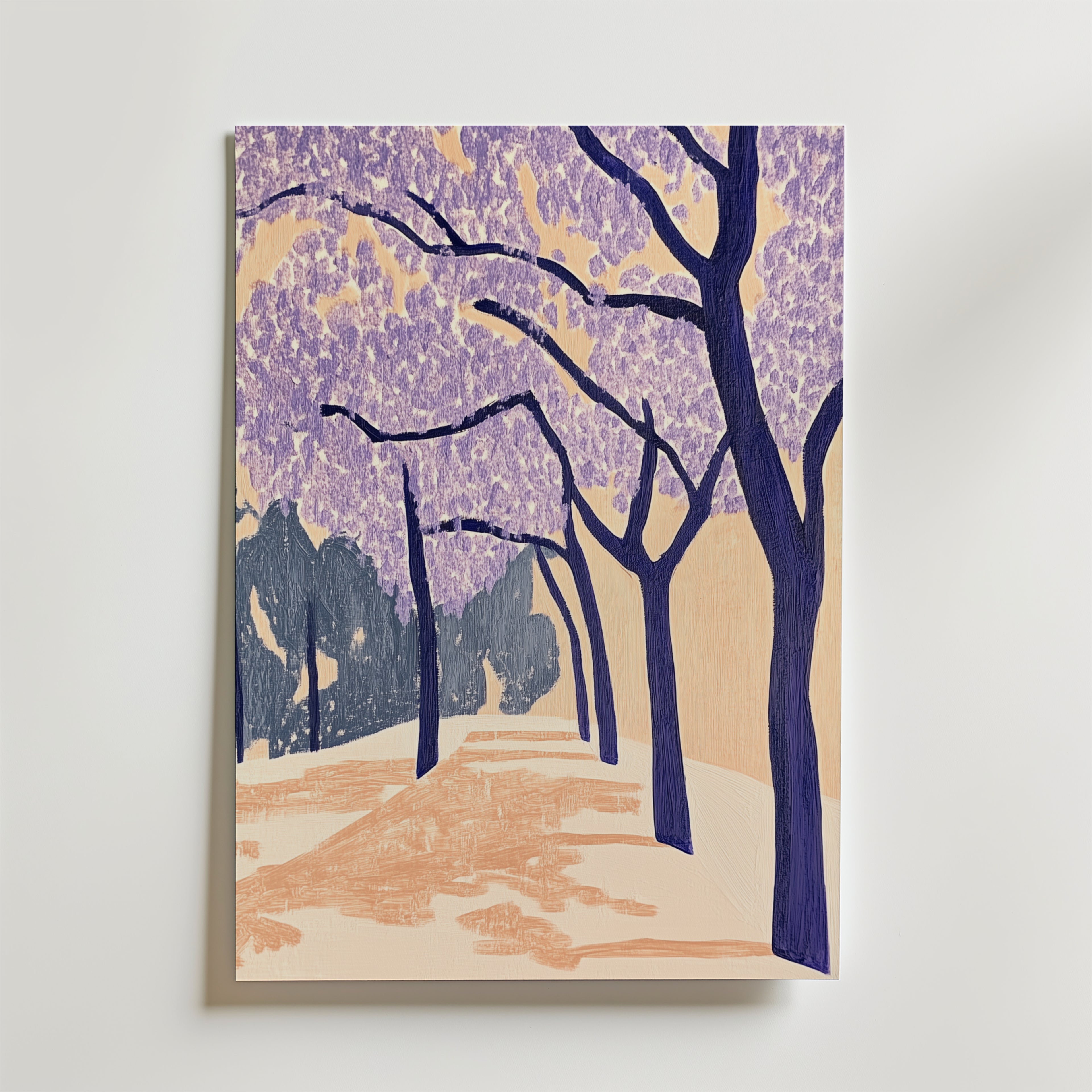 Bozetto Blossoming Cherry Tree Poster visar en minimalistisk trädkantad stig med lila blommor, djärva mörka stammar och mjuka beige-persika toner, allt tryckt på premiumpapper för en raffinerad finish.