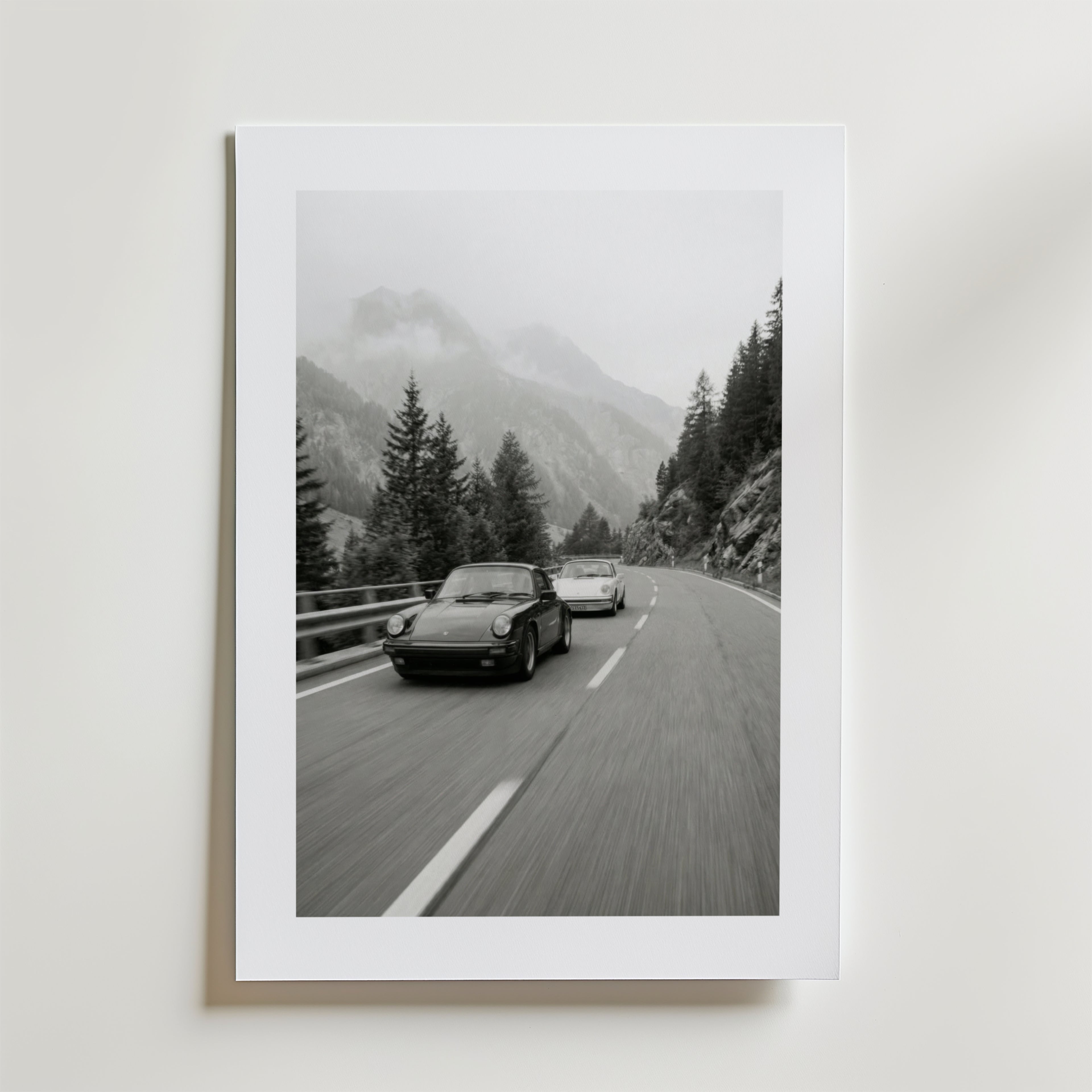 Alpine Drive Society – stilfullt konsttryck från Bozetto, tryckt på matt finpapper