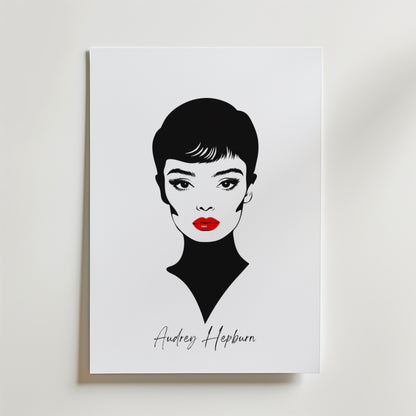 Den tidlösa Audrey Hepburn Postern från Bozetto har en minimalistisk svartvit design av Audrey med kort hår, djärv eyeliner och röda läppar på matt papper. "Audrey Hepburn" är elegant skrivet under och skapar en klassisk, tidlös look.