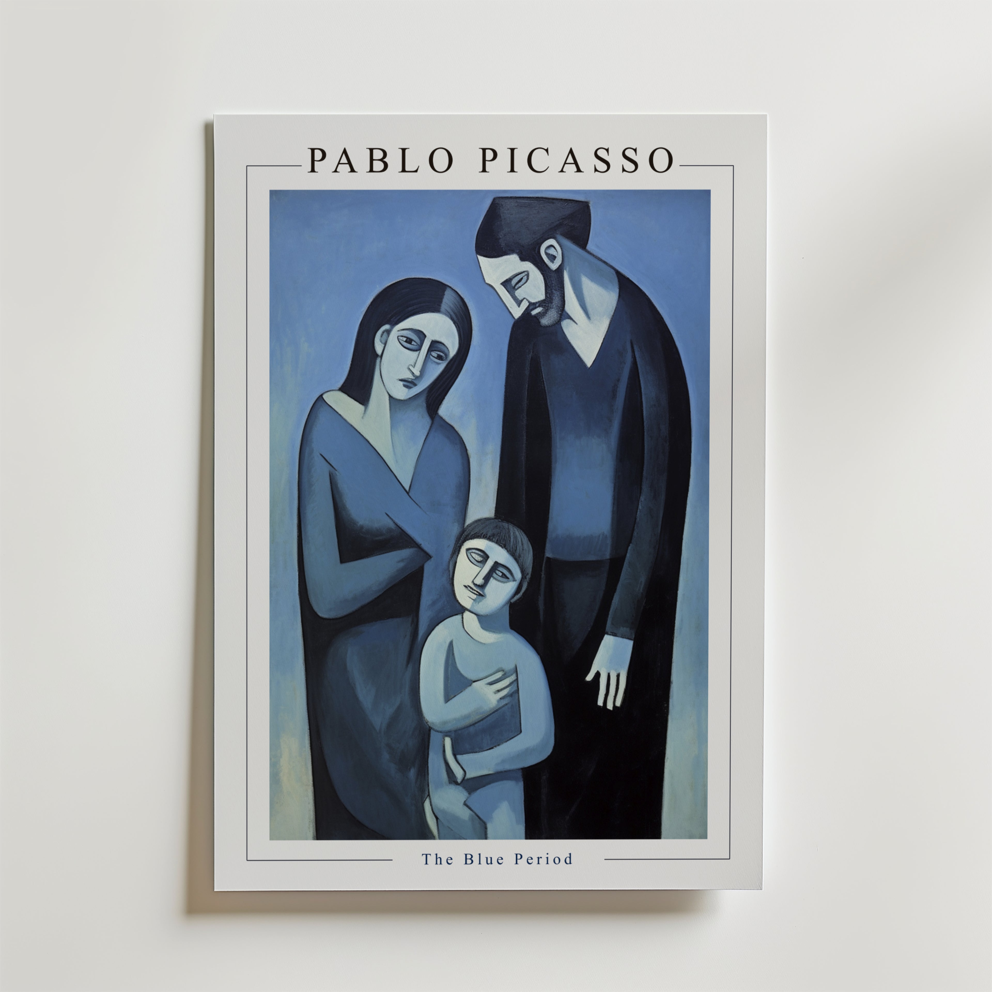 Bozetto Picasso A Family in Silence Poster visar tre dystra figurer - två vuxna och ett barn - i blå toner, vilket fångar det känslomässiga djupet i Picassos blå period.