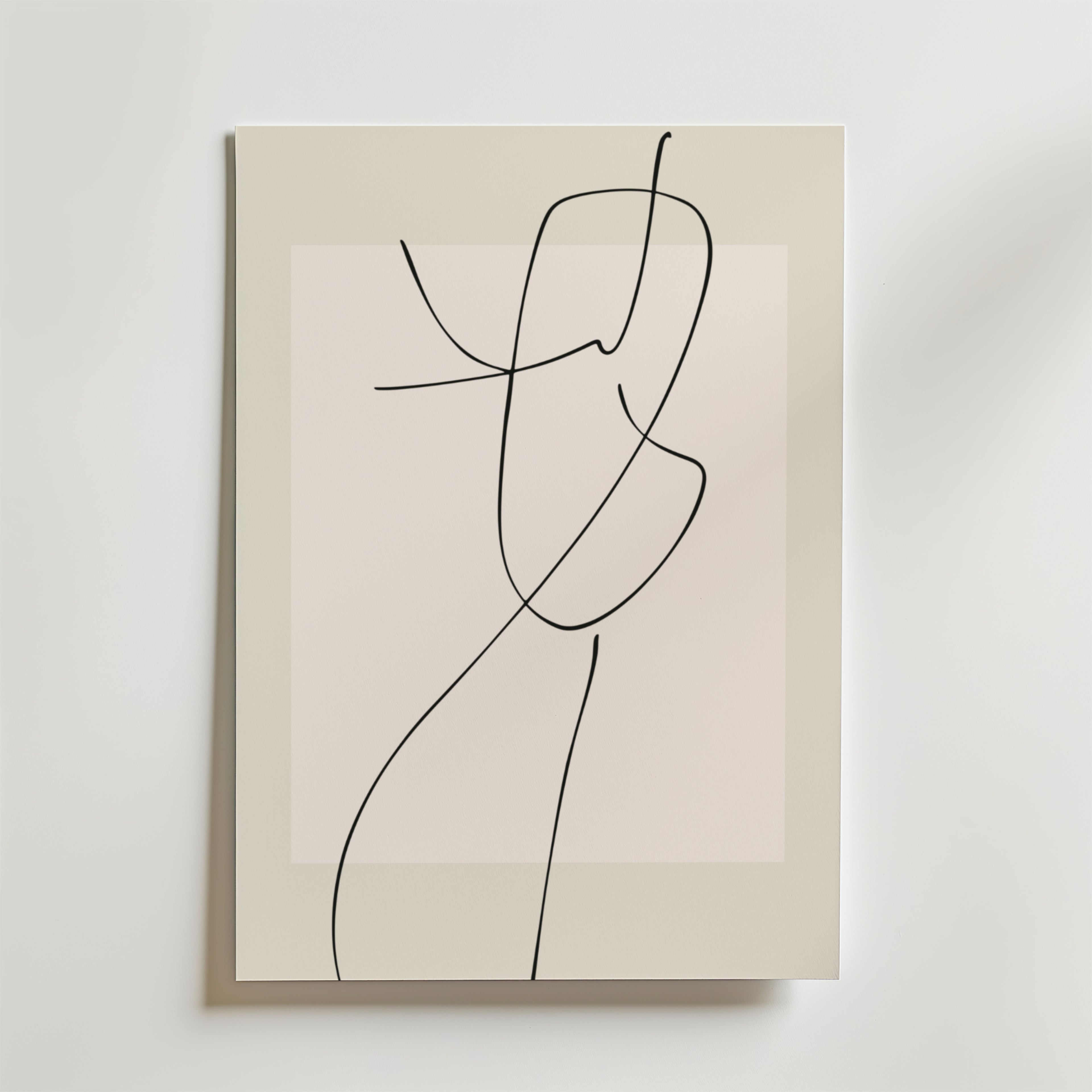 Bozetto Graceful Motion Poster visar en enda svart linje som bildar en abstrakt människofigur på mjuka beige och ljusrosa toner. Affischen är tryckt på premiumpapper och är perfekt för att tillföra minimalistisk elegans till alla utrymmen.