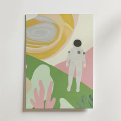 En stiliserad Bozetto "The Silence Between Stars Poster" visar en astronaut i en abstrakt terräng under en virvlande gulvit planet, tryckt på premiumpapper med matt yta för en raffinerad, elegant finish.
