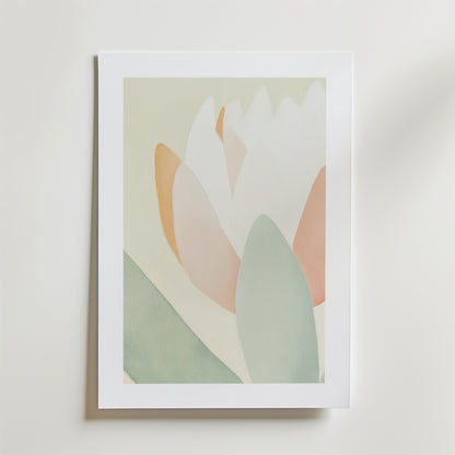 Minimalist Floral Botanic Poster by Bozetto med en lotusblomma i vita, persika och gröna pastellfärger, tryckt på premiumpapper, inramad i en vit kvadratisk ram och FSC-certifierad för hållbarhet.