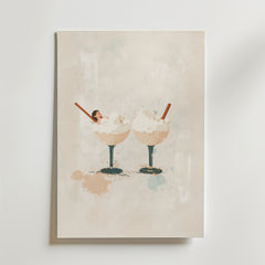 Bozetto Whisked Away Poster visar två dessertglas med vispgrädde och kanelstänger på en benvit, pastellfärgad bakgrund, tryckt på premiumpapper med en slät matt yta.
