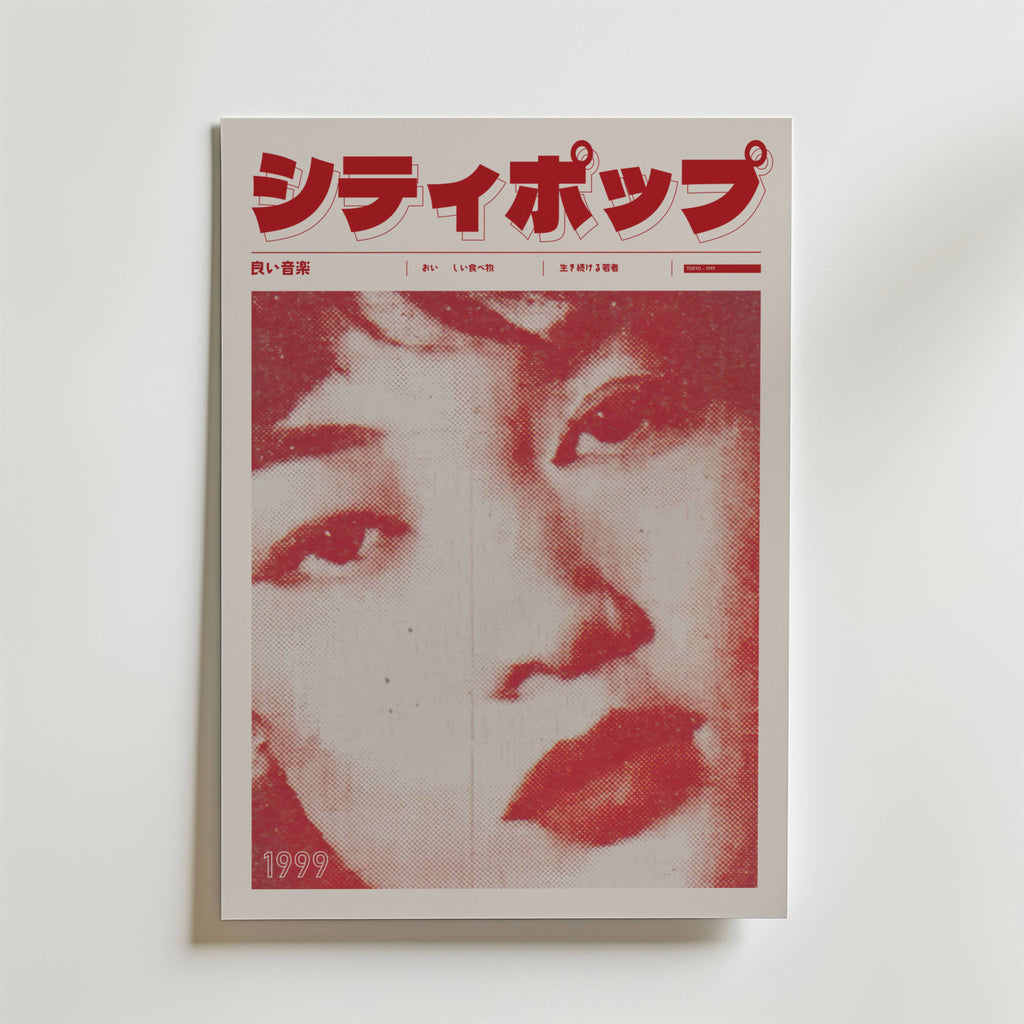 Velvet Gaze Poster av Bozetto har en japansk titel i röd färg, en pixlad närbild av en kvinnas ansikte i röda toner för en nostalgisk känsla och numret 1999 i det nedre vänstra hörnet.