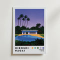 Bozetto Hiroshi Nagai Tropical Records Poster föreställer en skymningsscen vid en pool med ett modernt hus, palmer och frodig grönska. Texten inkluderar "Tropical Records", "Hiroshi Nagai" och "Tokyo 1973" ovanför färgade cirklar.