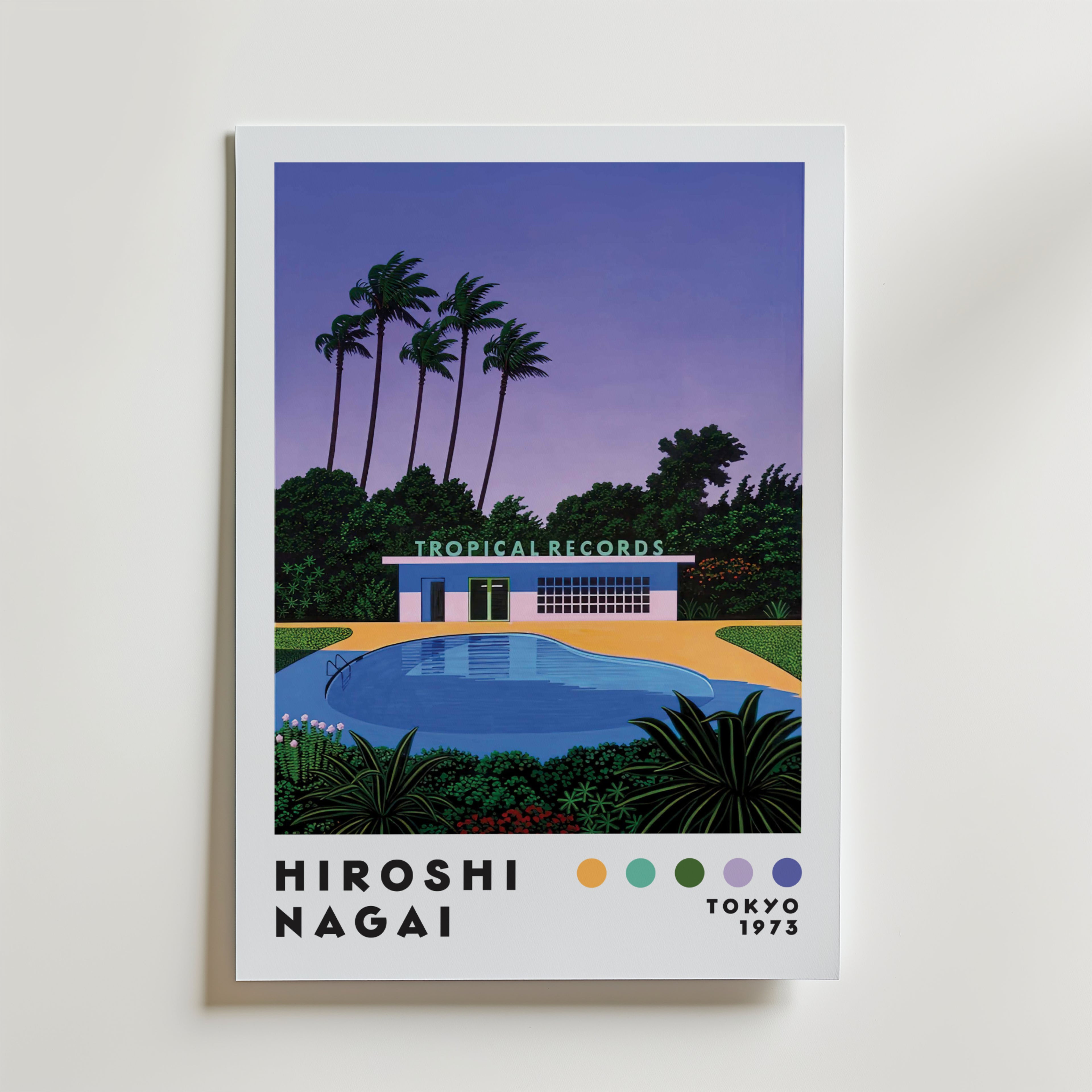 Bozetto Hiroshi Nagai Tropical Records Poster föreställer en skymningsscen vid en pool med ett modernt hus, palmer och frodig grönska. Texten inkluderar "Tropical Records", "Hiroshi Nagai" och "Tokyo 1973" ovanför färgade cirklar.