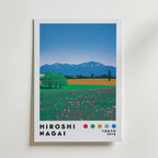 Bozetto Hiroshi Nagai Meadow Horizon Poster visar ett levande landskap med ett blomsterfält, träd, berg och en blå himmel. "Hiroshi Nagai" och "Tokyo 1973" finns längst ner - stilren väggkonst för alla rum.