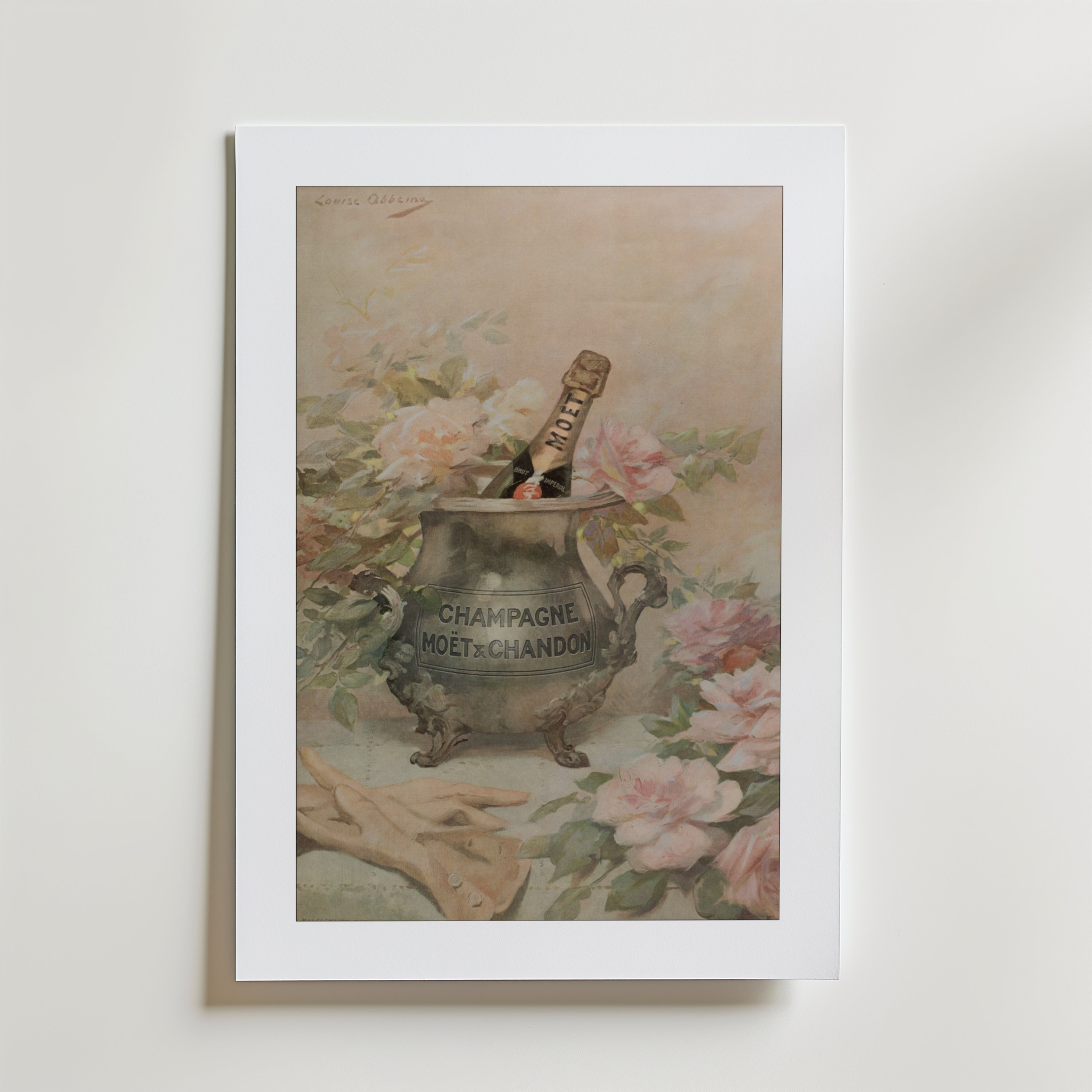 Moët Chandon Poster by Bozetto föreställer en champagneflaska i en utsmyckad ishink, rosa rosor och trädgårdshandskar. Affischen är tryckt på premiumpapper med en lyxig matt finish och visas i en vit ram mot en ljus bakgrund.