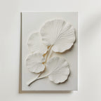 Bozetto Ginkgo Leaf Textured No.2 Poster har fyra överlappande vita blad med detaljerade ådror, upphöjda mot en slät bakgrund, vilket skapar en minimalistisk och elegant 3D-effekt för ditt rum.