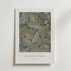 Bozetto William Morris Acanthus Poster visar ett intrikat bladmönster i dämpade toner på premiumpapper, med "WILLIAM MORRIS" och "Acanthus, 1875" elegant placerade under på en vit bakgrund.