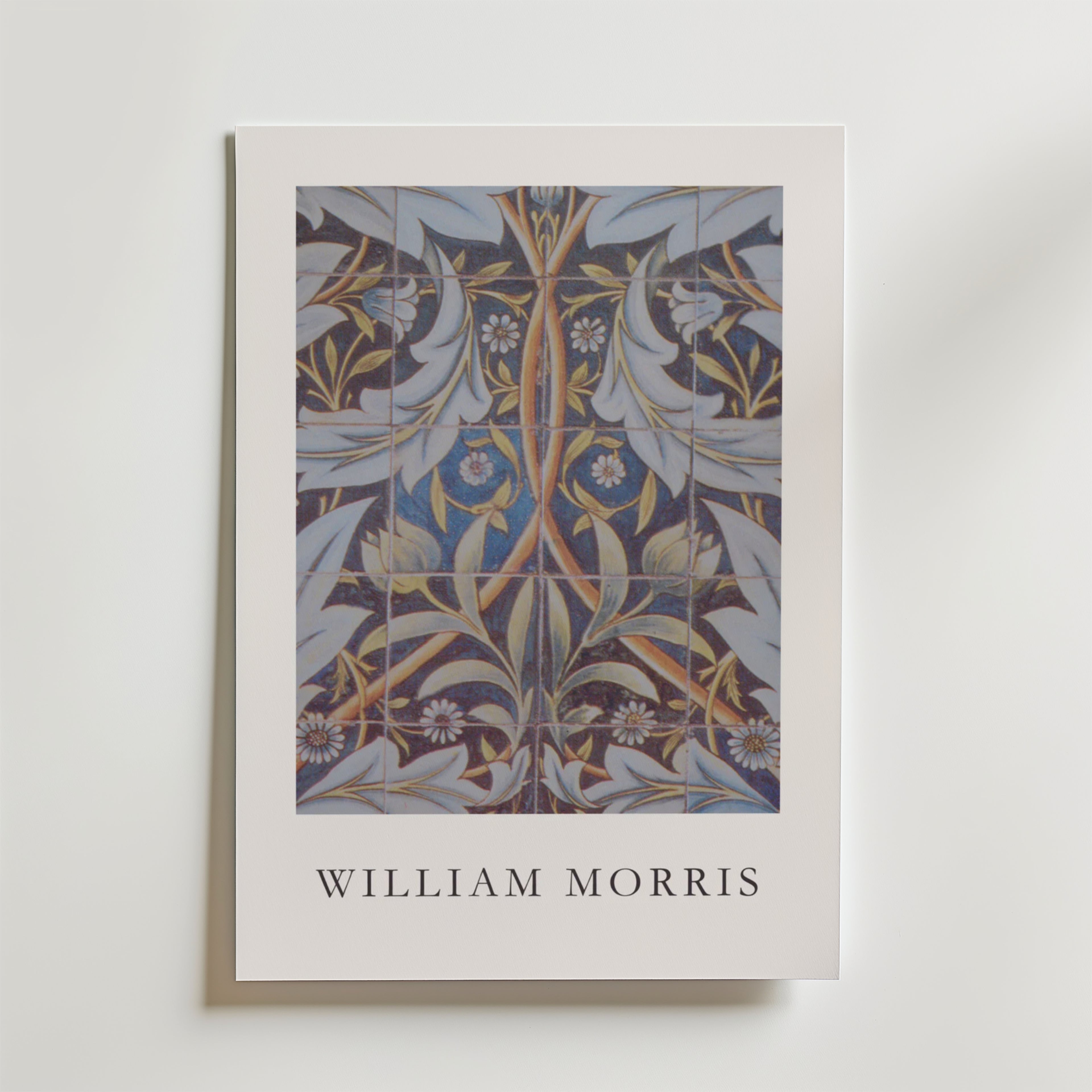 Bozetto William Morris Ceramic Tiles Poster visar en dekorativ botanisk kakeldesign i blått, guld och vitt på premiumpapper, med "WILLIAM MORRIS" tryckt under konstverket på en vit bakgrund.