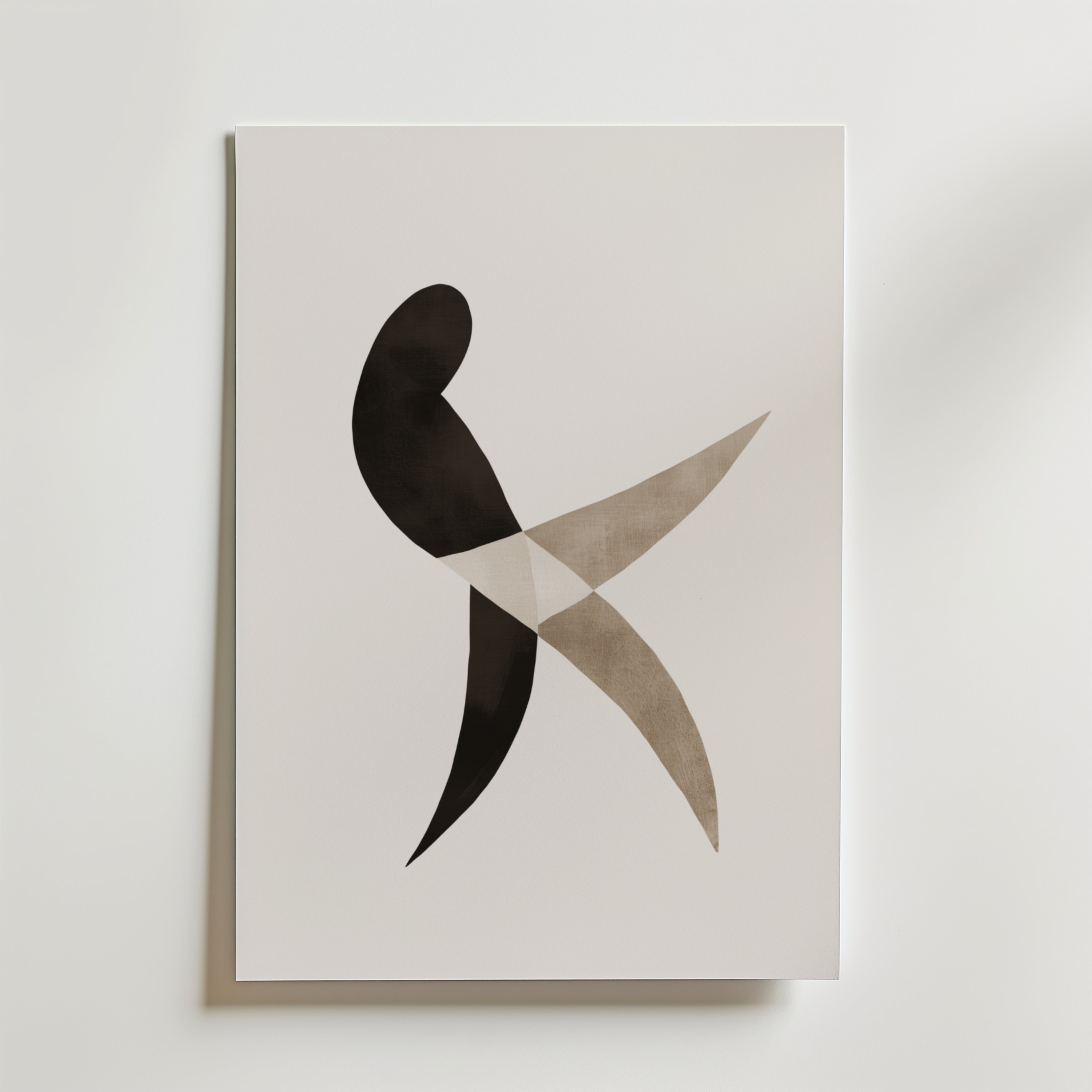 Bozetto Abstract Motion Poster visar två korsande böjda former - svart och ljusbrun - som bildar en dynamisk, dansande figur på vitt premiumpapper för en minimalistisk och lyxig look.