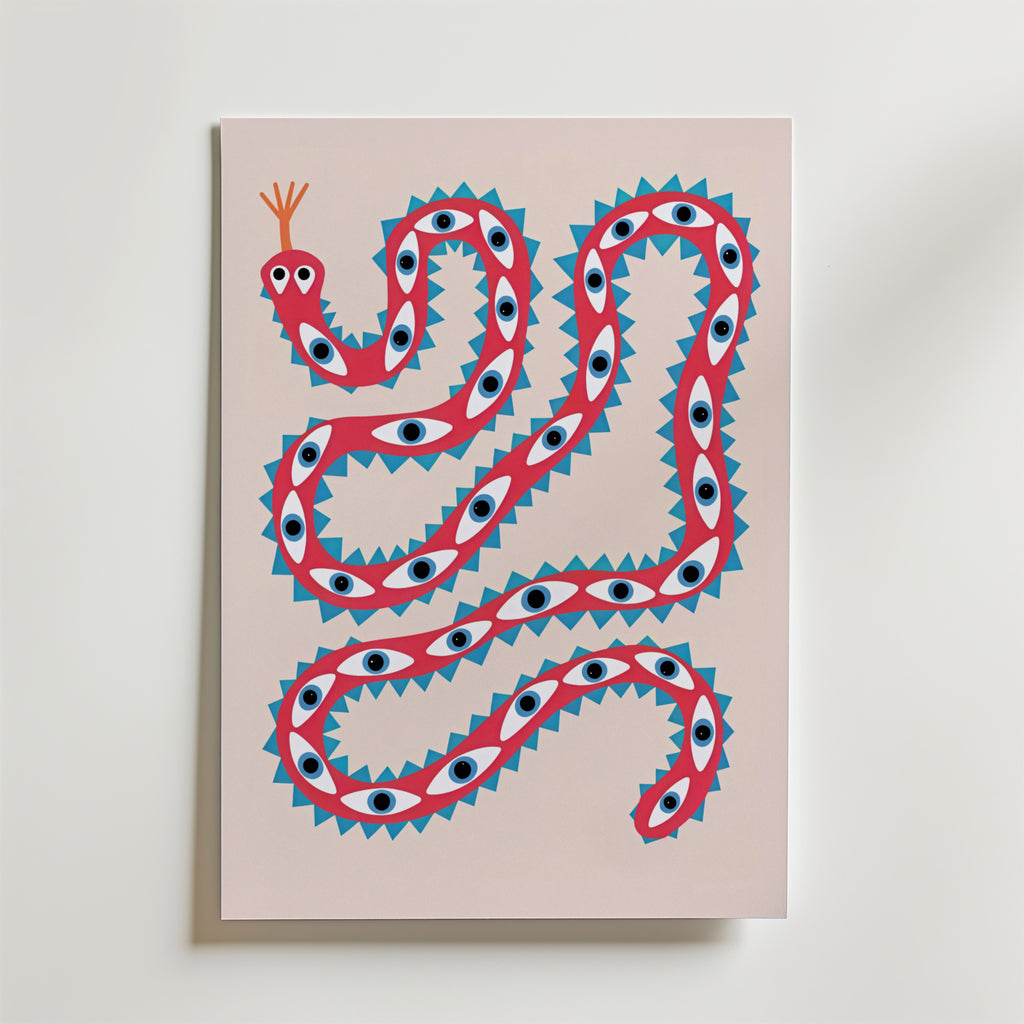Playful Snake Art Poster från Bozetto föreställer en röd orm i popkonststil med blå och svarta ögon, blå triangulära piggar och en ljusrosa bakgrund - perfekt som grafisk konst eller en effektfull poster.