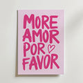 More Amor Por Favor Poster by Bozetto har en djärv, handmålad rosa text och en hjärtsymbol, vilket gör den perfekt som kärlek inredning för att ge värme och stil till ditt rum.