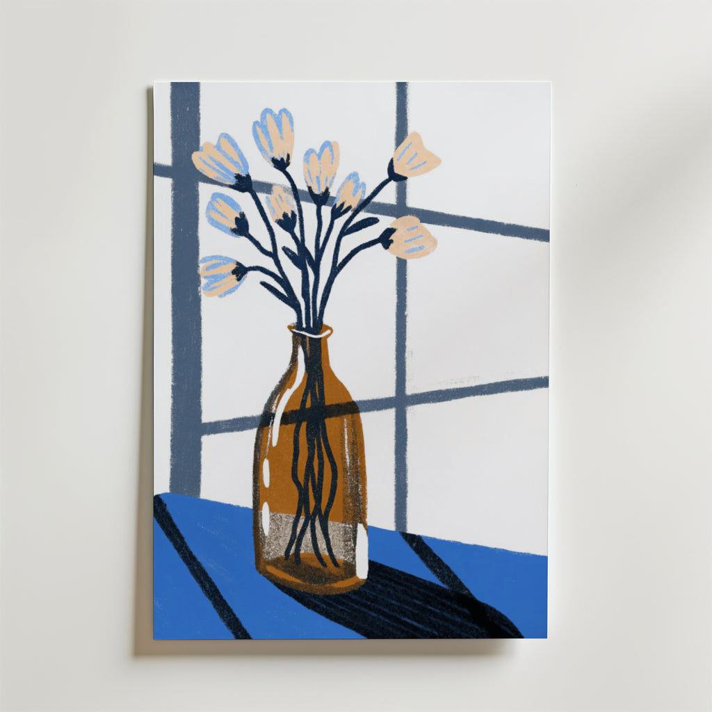 Bozetto Tulip In Vase Poster föreställer vita blommor i en brun glasvas på en blå yta, där solljuset kastar skuggor och framhäver den lyxiga matta finishen på premiumpapperet.