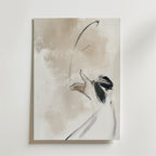 Silent Gesture Poster by Bozetto visar en abstrakt fågel i beige och vita toner som accentueras med djärva svarta penseldrag, återgiven i en minimalistisk, uttrycksfull stil på premiumpapper med en elegant matt finish.