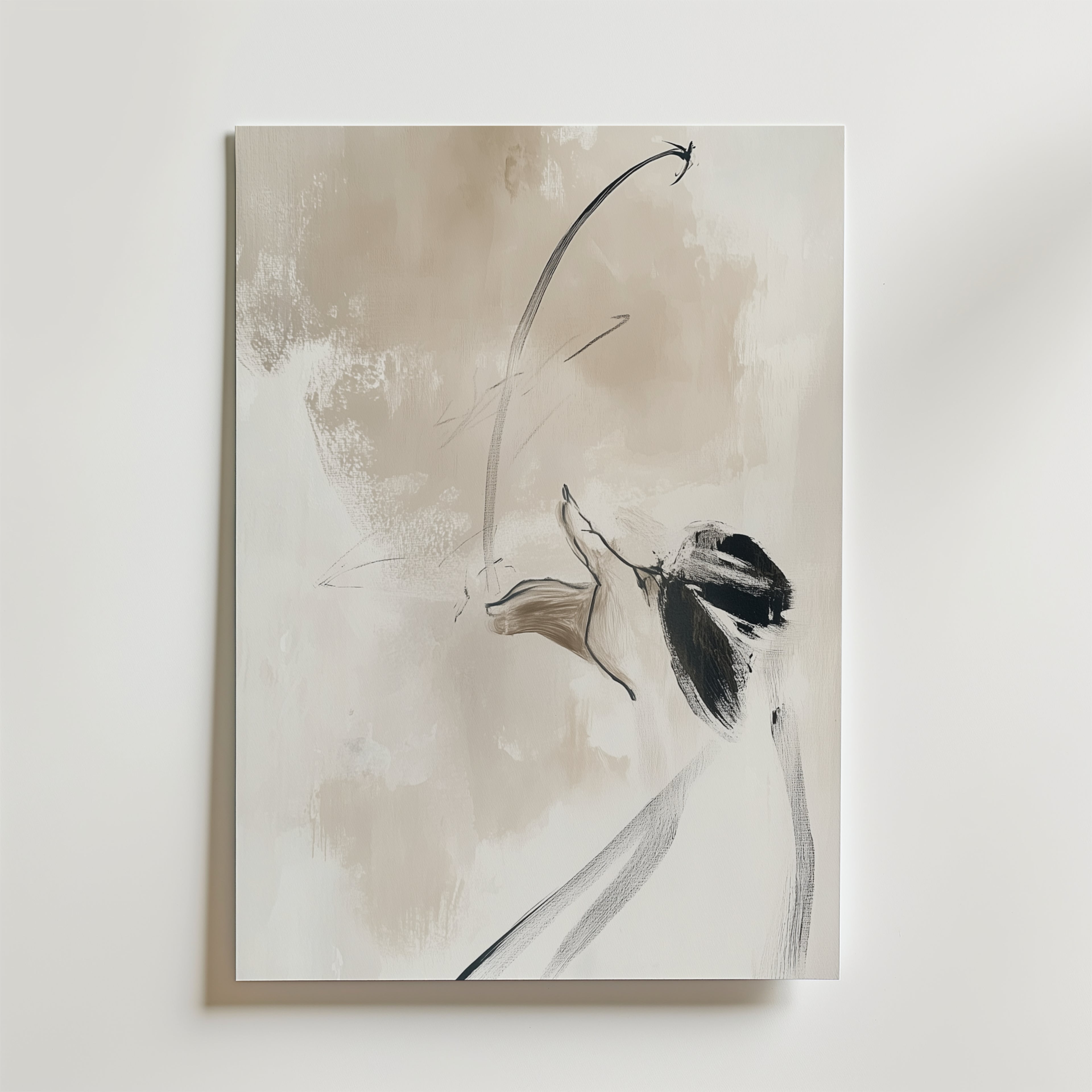 Silent Gesture Poster by Bozetto visar en abstrakt fågel i beige och vita toner som accentueras med djärva svarta penseldrag, återgiven i en minimalistisk, uttrycksfull stil på premiumpapper med en elegant matt finish.