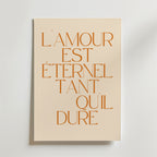Postern Lamour Est Eternel Tant Quil Dure Poster från Bozetto har orange fransk text på beige, tryckt på premiumpapper med en lyxig matt yta för en sofistikerad look - perfekt för att lyfta alla utrymmen.
