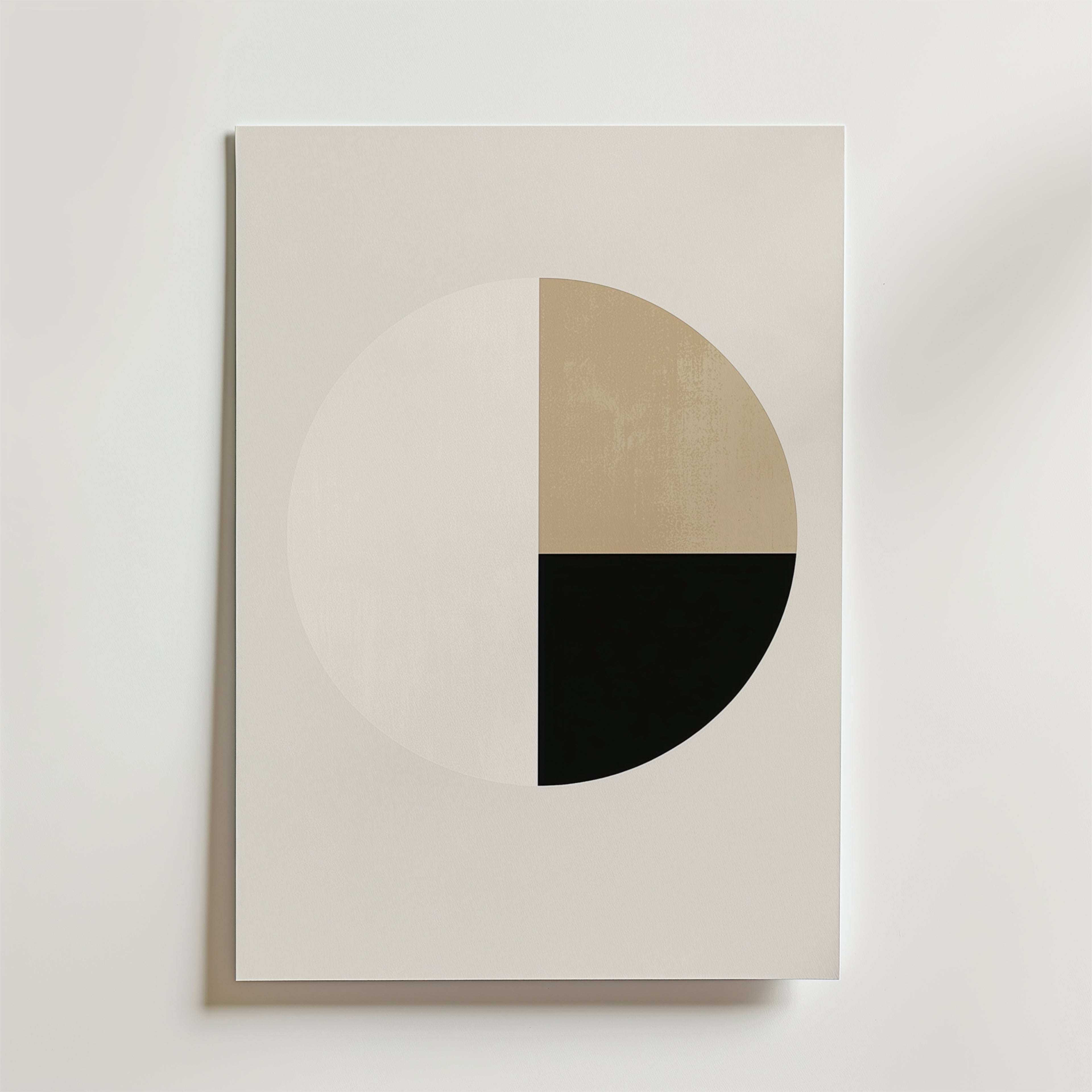 Geometric Zen Poster från Bozetto har en djärv cirkel i offwhite, ljusbeige och svart på premiumpapper som ger modern elegans till alla rum med sin minimalistiska design och subtila, ljusa bakgrund.